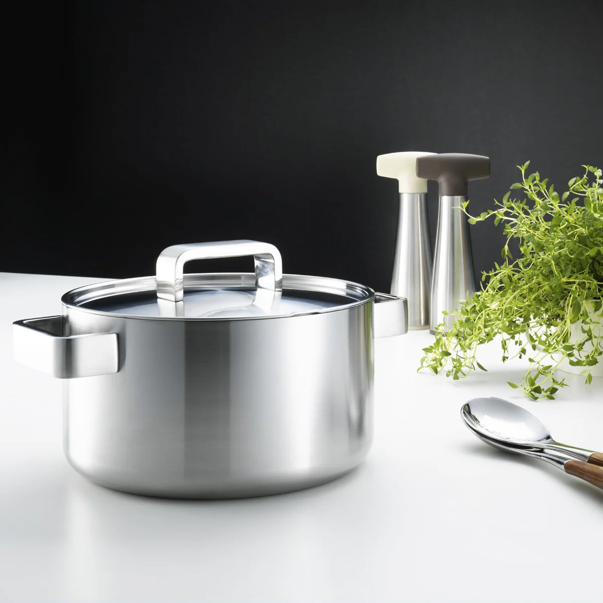 iittala Dahlström Tools Casserole with Lid - 5L - Image 3