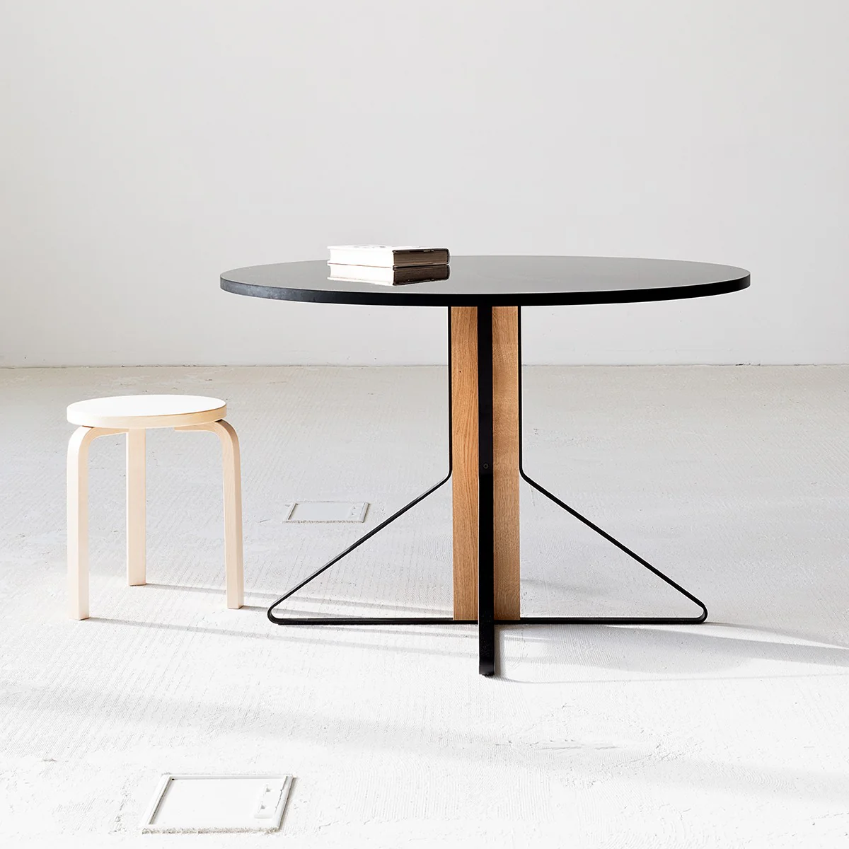 Artek Kaari REB 004 Black Linoleum / Natural Oak Round Table - Image 2
