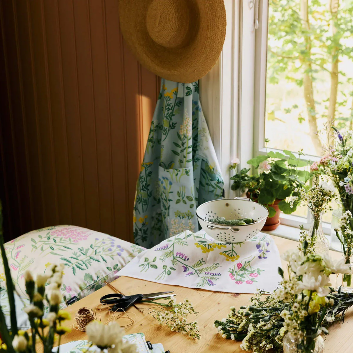 Finlayson Joutomaa Light Blue / Green / Yellow Apron - Image 2