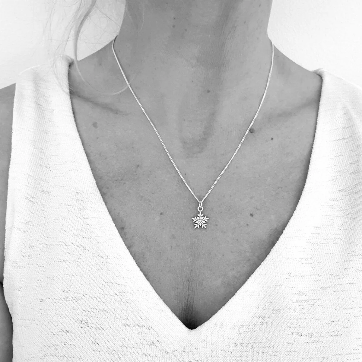 Korunilo Arctic Flower Silver Necklace - Image 3