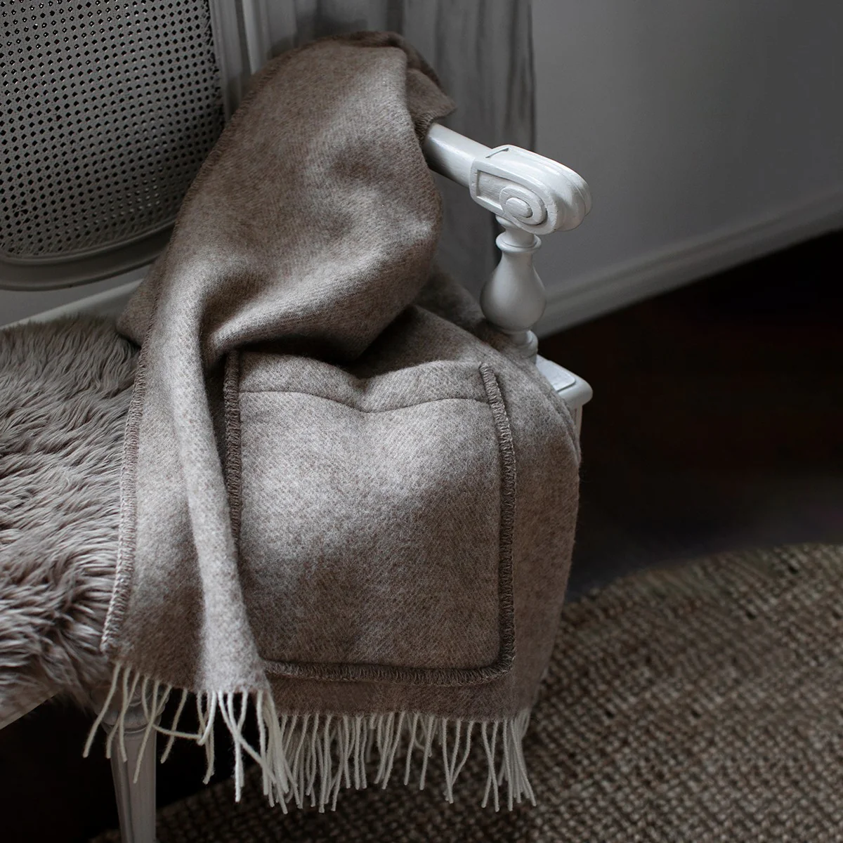 Lapuan Kankurit Arvo Beige / White Wool Pocket Shawl - Image 3