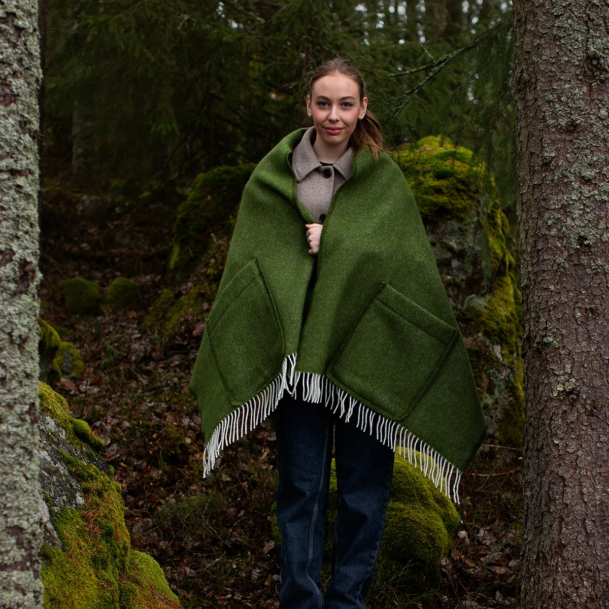 Lapuan Kankurit Arvo Olive / White Wool Pocket Shawl - Image 4