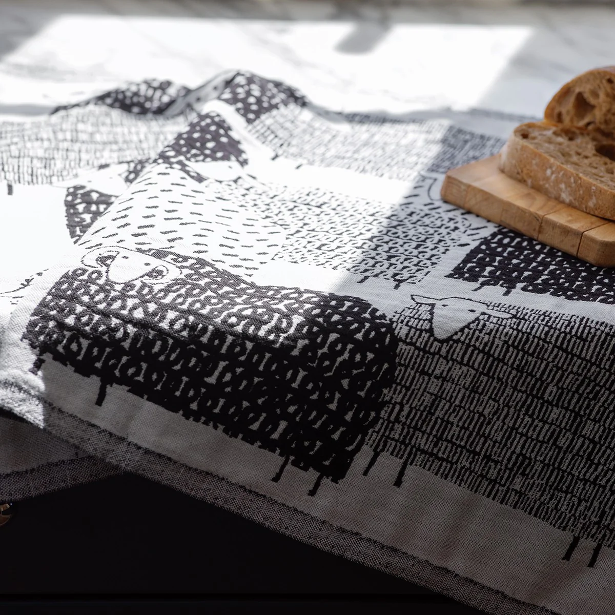 Lapuan Kankurit Päkäpäät White / Black Tea Towel - Image 3