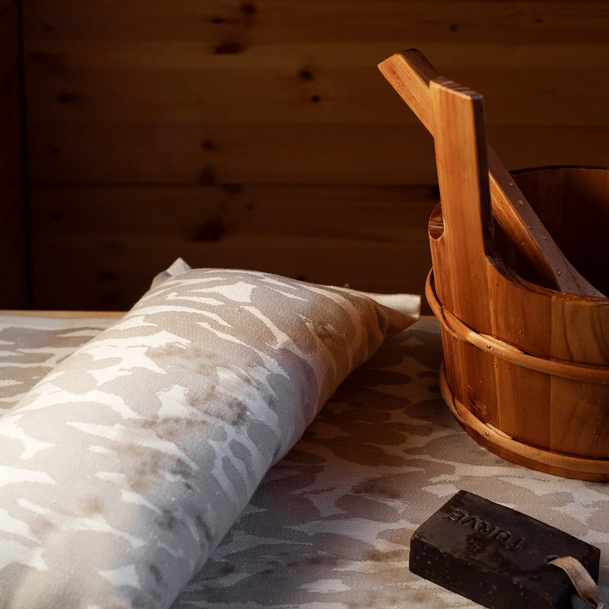 Lapuan Kankurit Jakala Taupe / White Sauna Bench Cover - Image 2