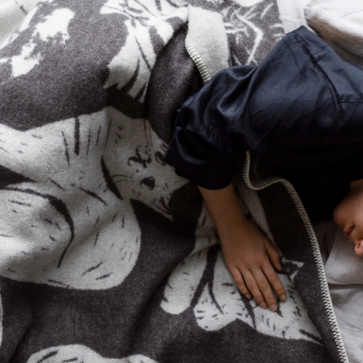 Lapuan Kankurit Kissanpaivat Dark Grey / White Wool Blanket - Image 3