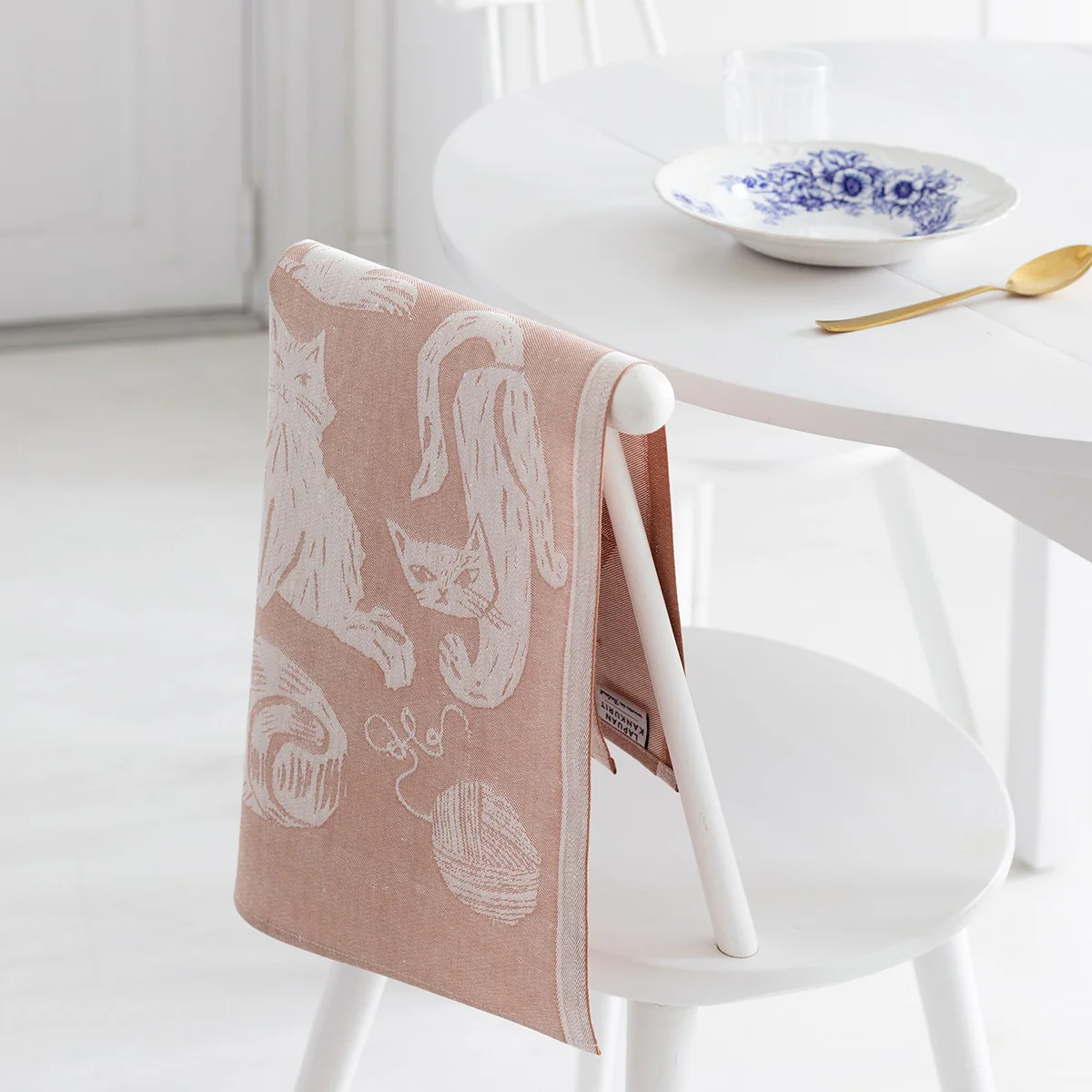 Lapuan Kankurit Kissanpaivat White / Cinnamon Tea Towel - Image 3