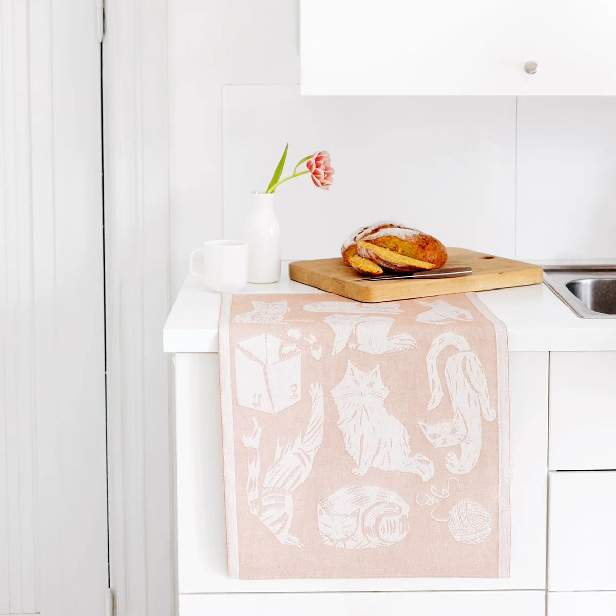 Lapuan Kankurit Kissanpaivat White / Cinnamon Tea Towel - Image 4