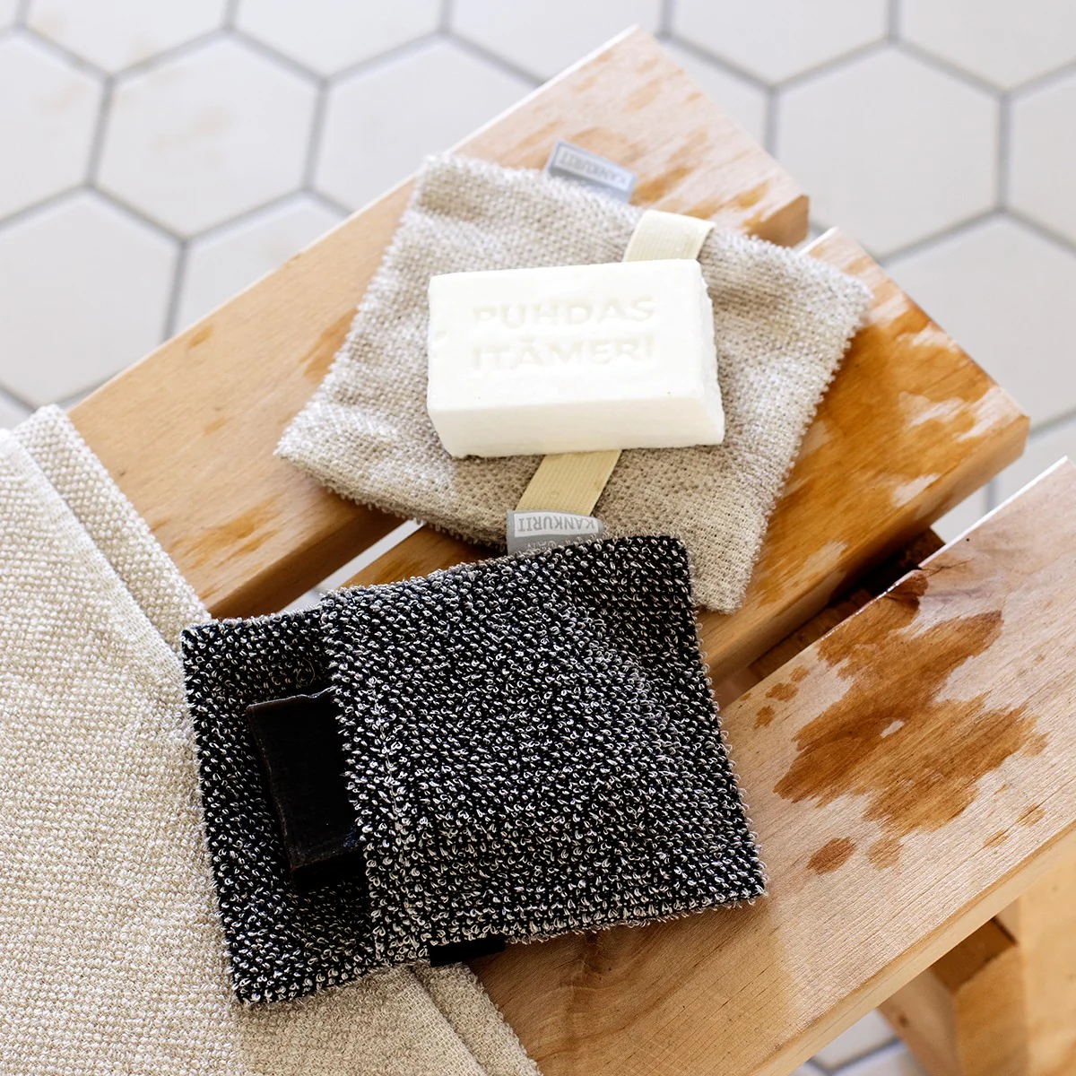 Lapuan Kankurit Kivi Black Soap Scrub Mitt - Image 3