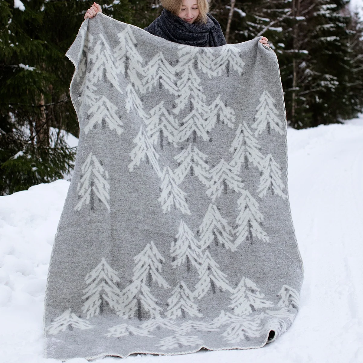 Lapuan Kankurit Kuusi Light Grey / White Wool Throw Blanket - Image 2