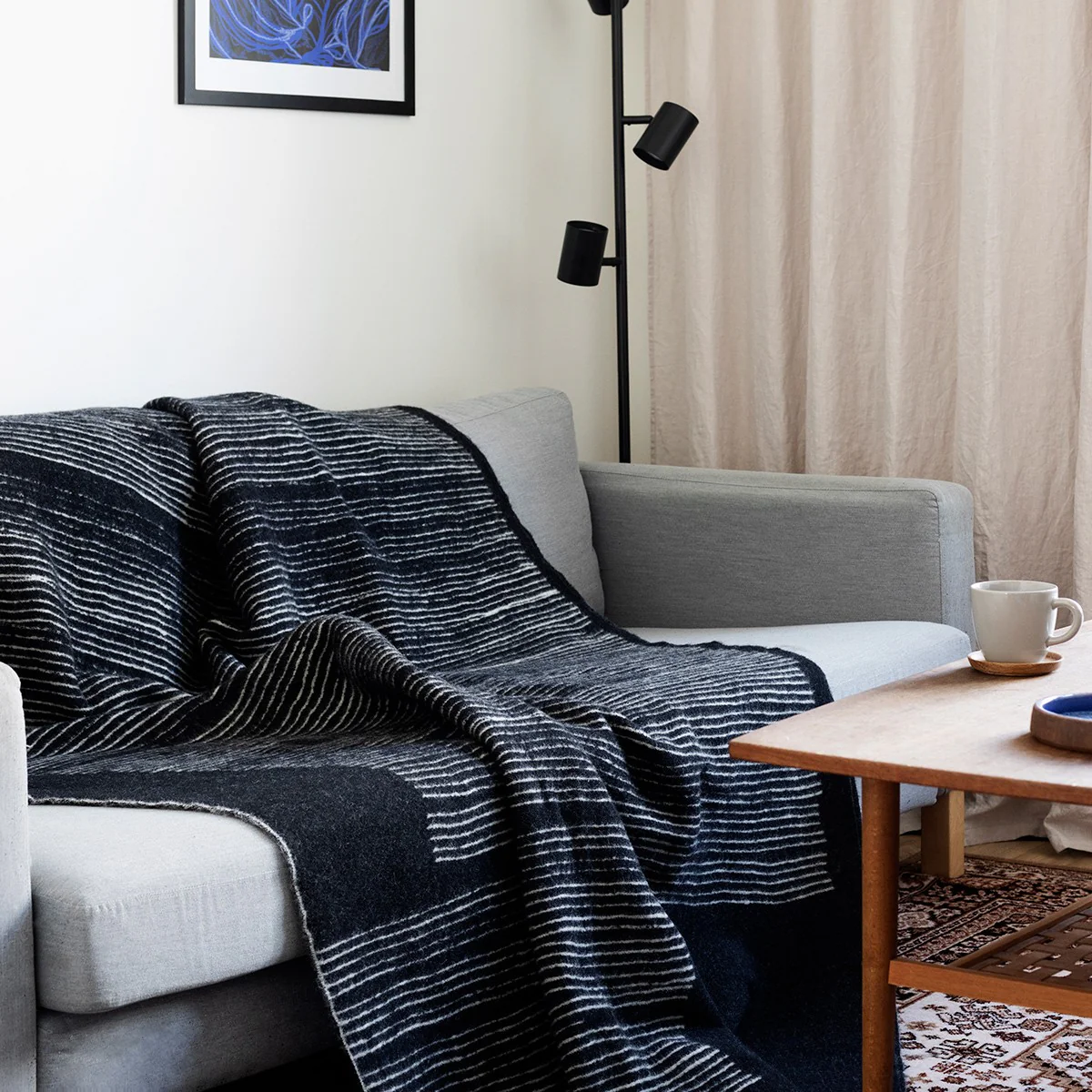 Lapuan Kankurit Mehilaispesa Black / White Wool Blanket - Image 2