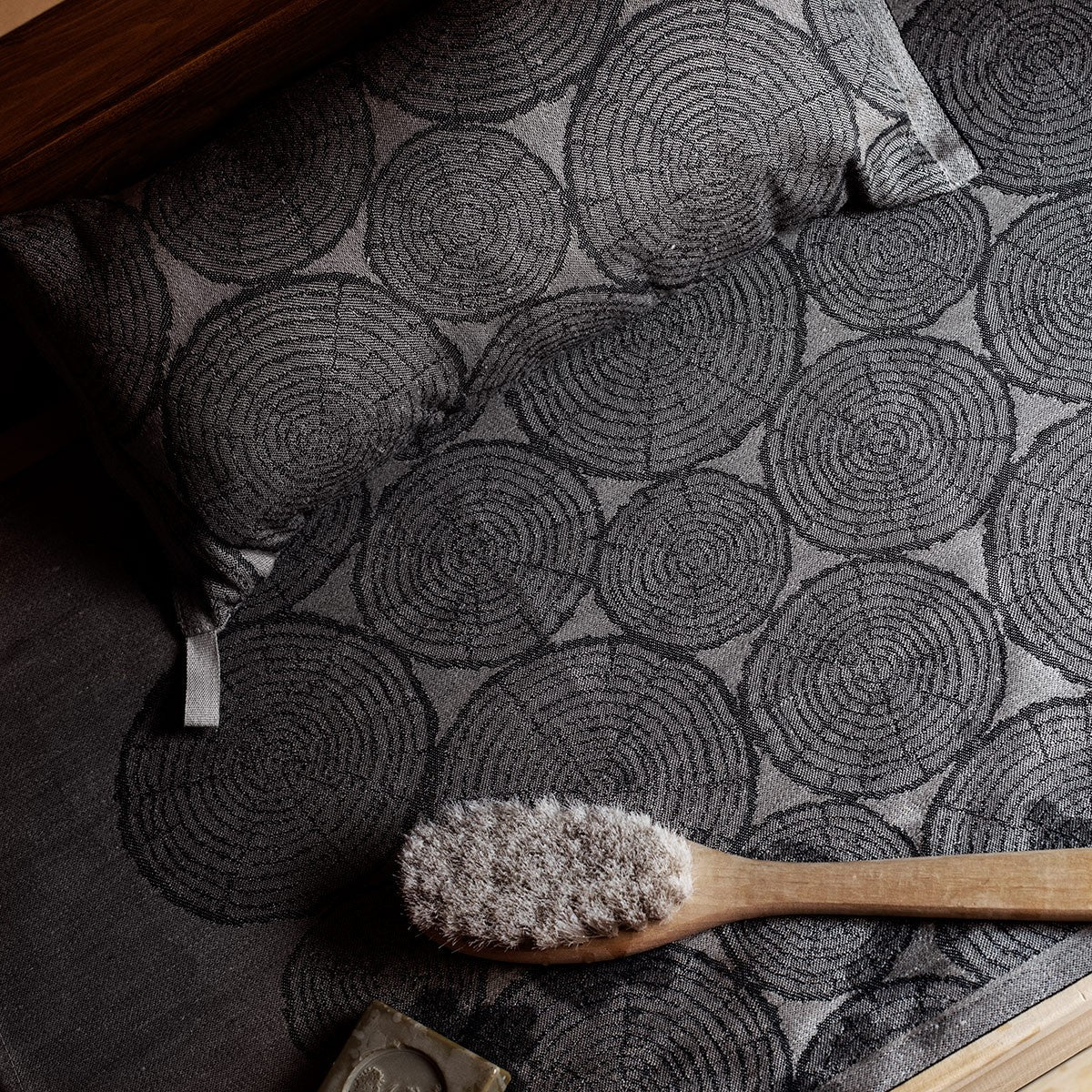 Lapuan Kankurit Motti Taupe / Black Sauna Pillow - Image 2
