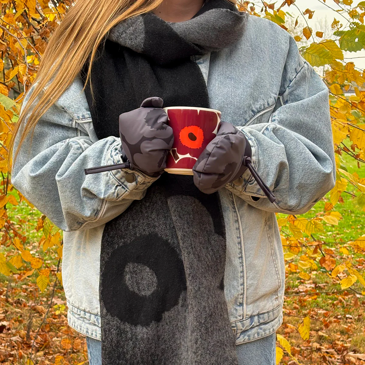 Marimekko Magneetti Unikko Black / Grey Mittens - Image 2