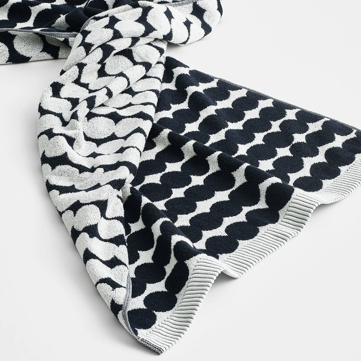 Marimekko Rasymatto Black / White Bath Towel - Image 2