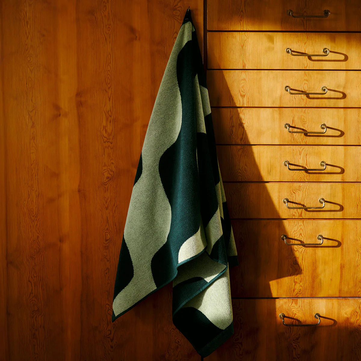 Marimekko Taifuuni Dark Green / Pear Bath Towel - Image 2