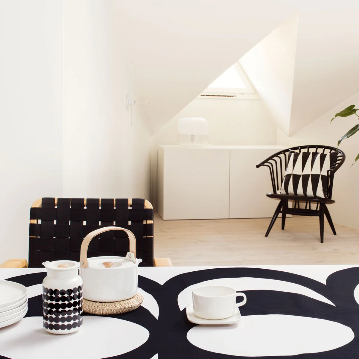 Marimekko White Oiva Teapot - Image 4