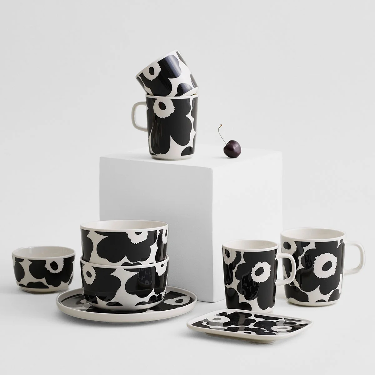 Marimekko Unikko White / Black Mug - Image 3