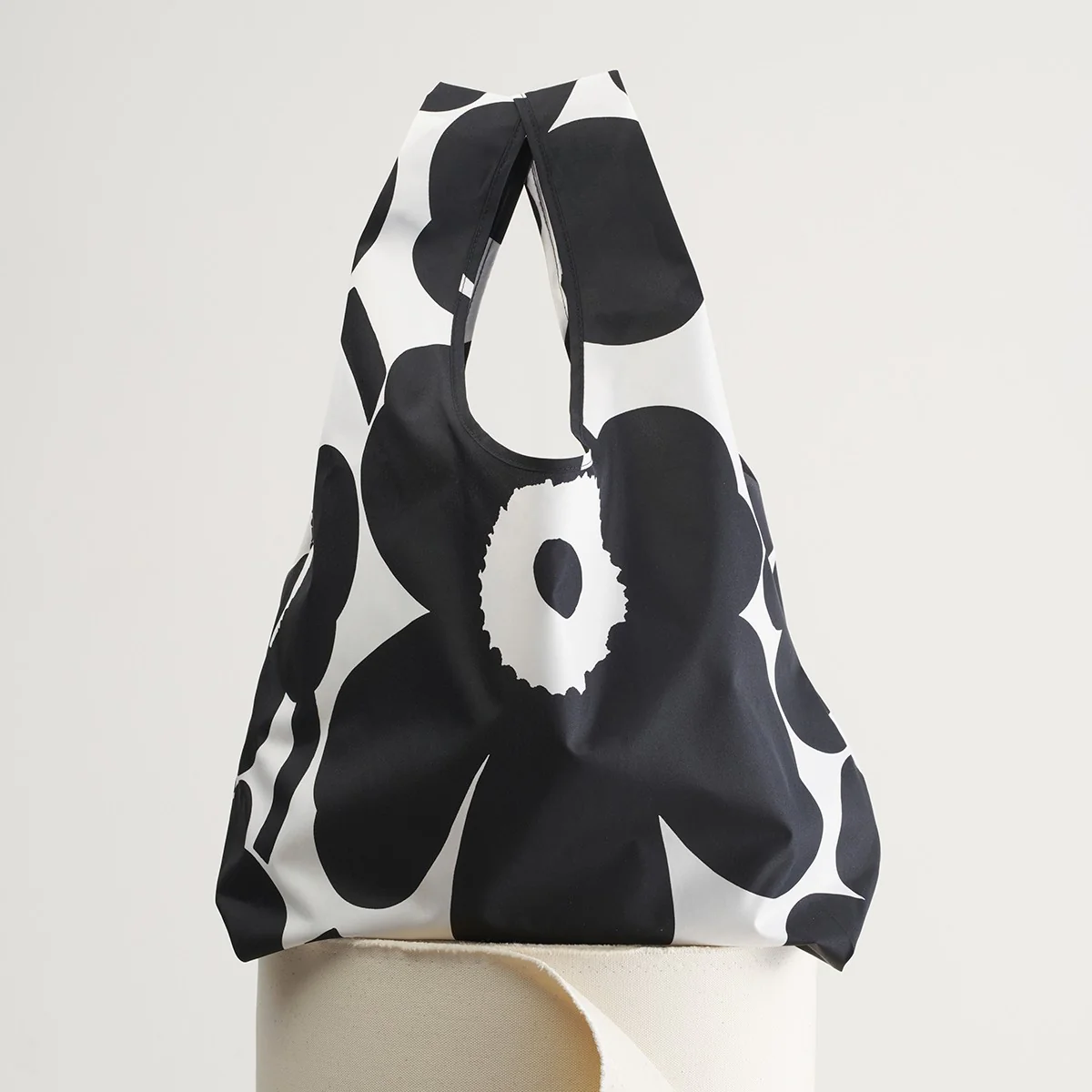 Marimekko Unikko White / Black Smartbag - Image 2