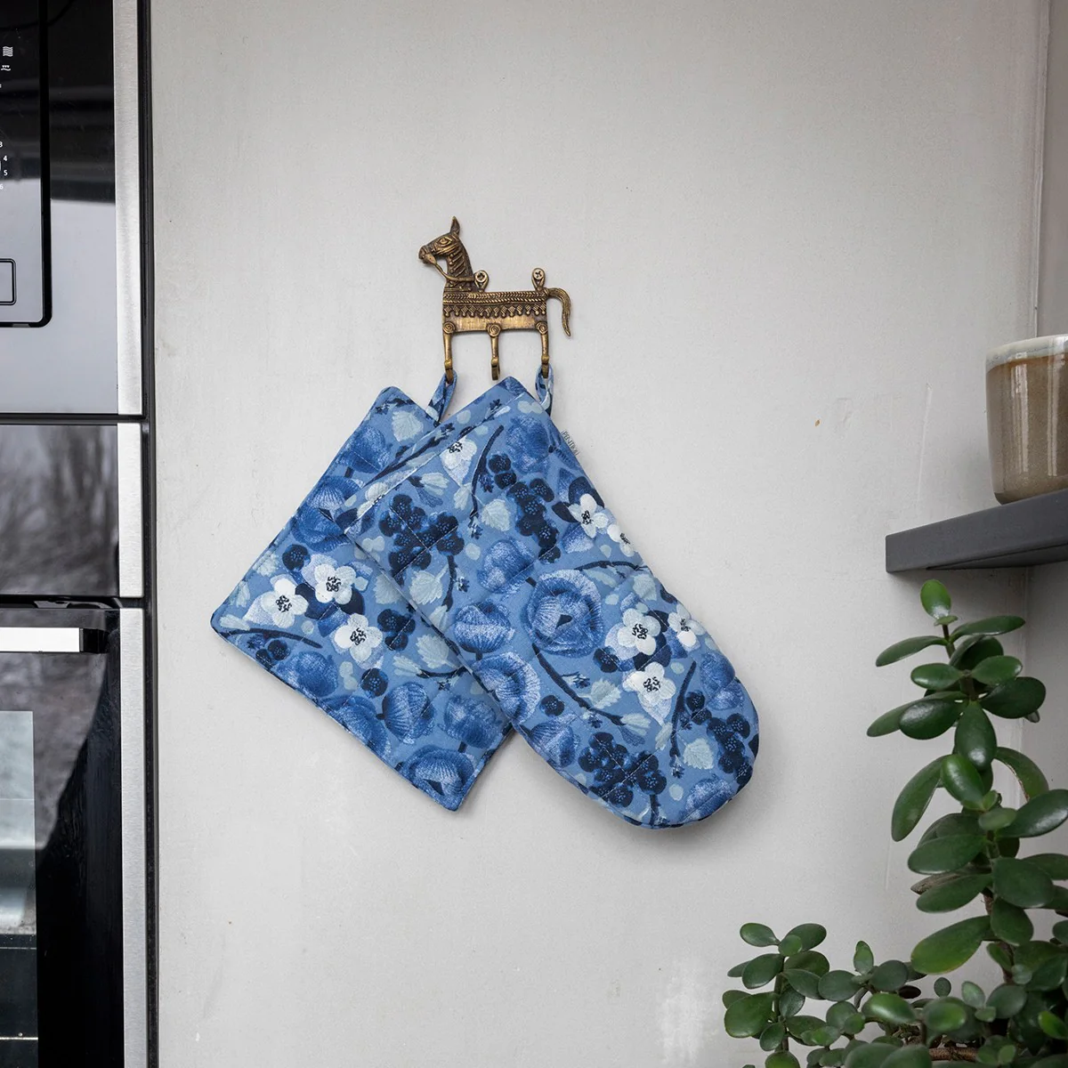 Pentik Lapin Kukka Blue / White Oven Mitt - Image 2
