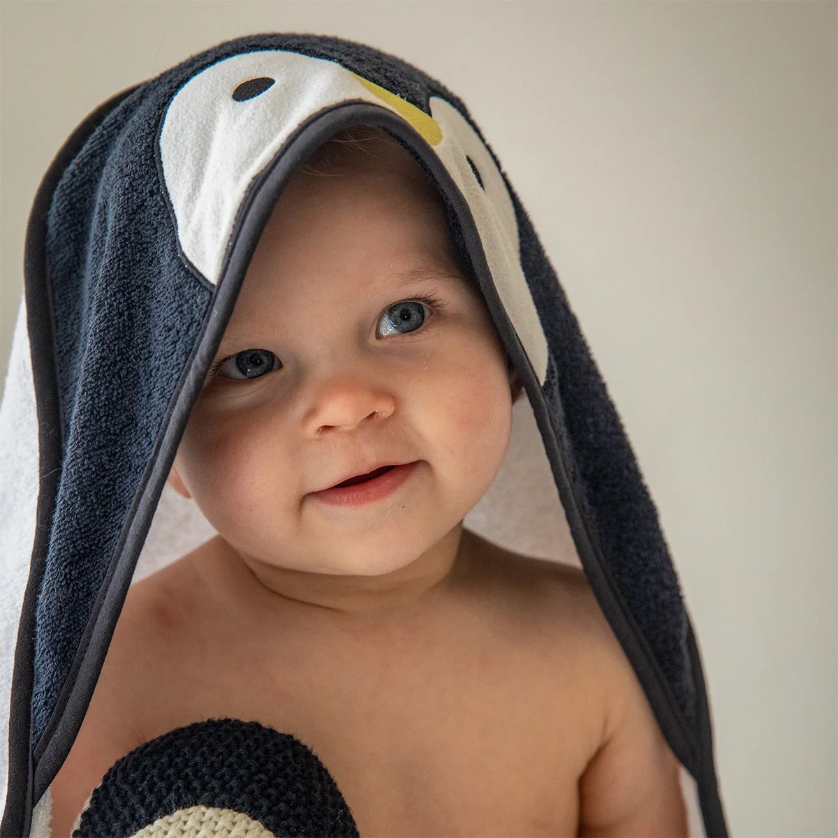 Pentik Pingviini Black / White Hooded Children's Towel - Image 4