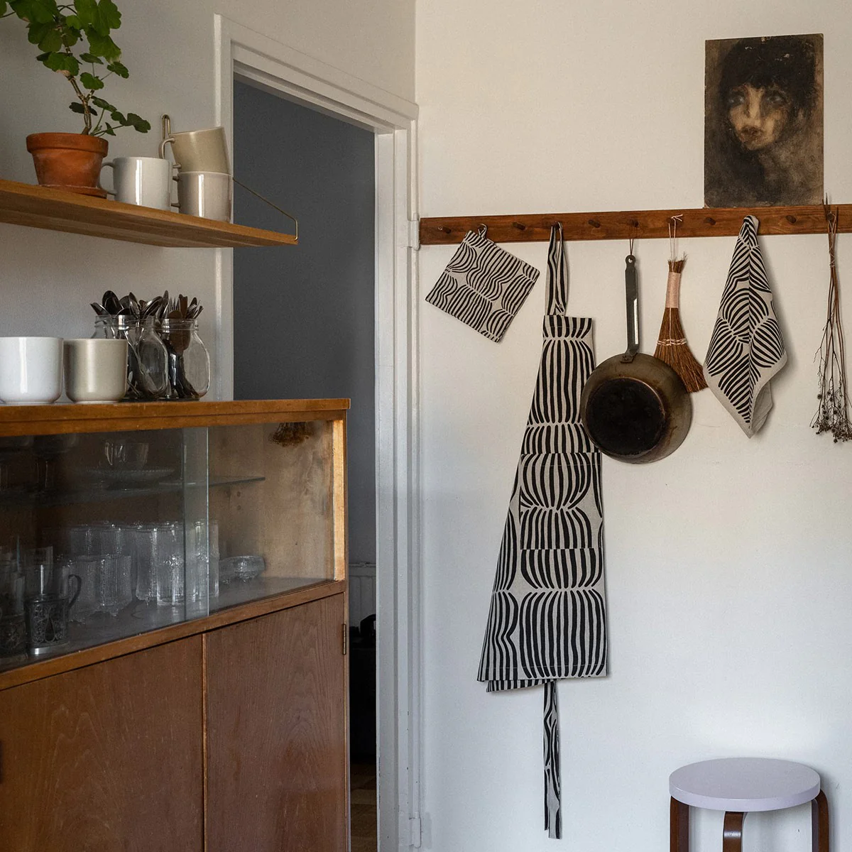 Pentik Vilja Beige / Black Apron - Image 3