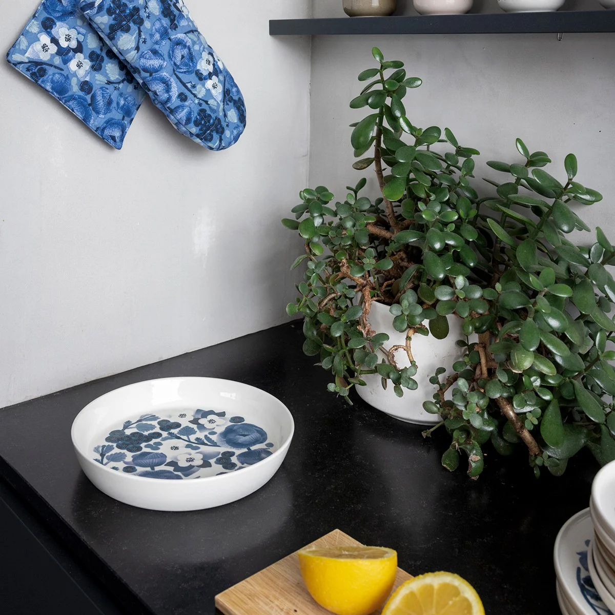 Pentik Lapin Kukka Blue / White Pie Dish - Image 3