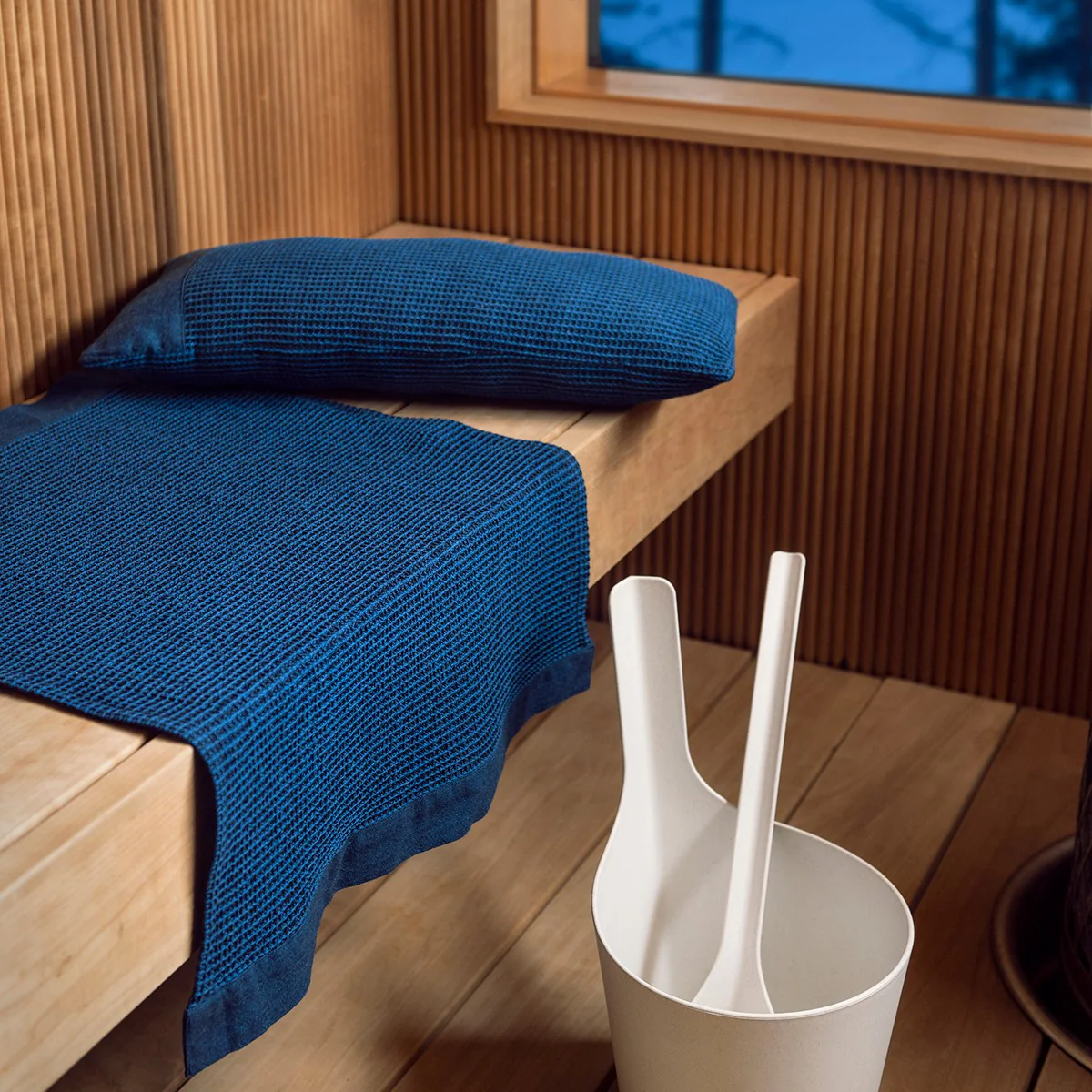 Rento Kenno Blue / Black Sauna Seat Cover - Image 4