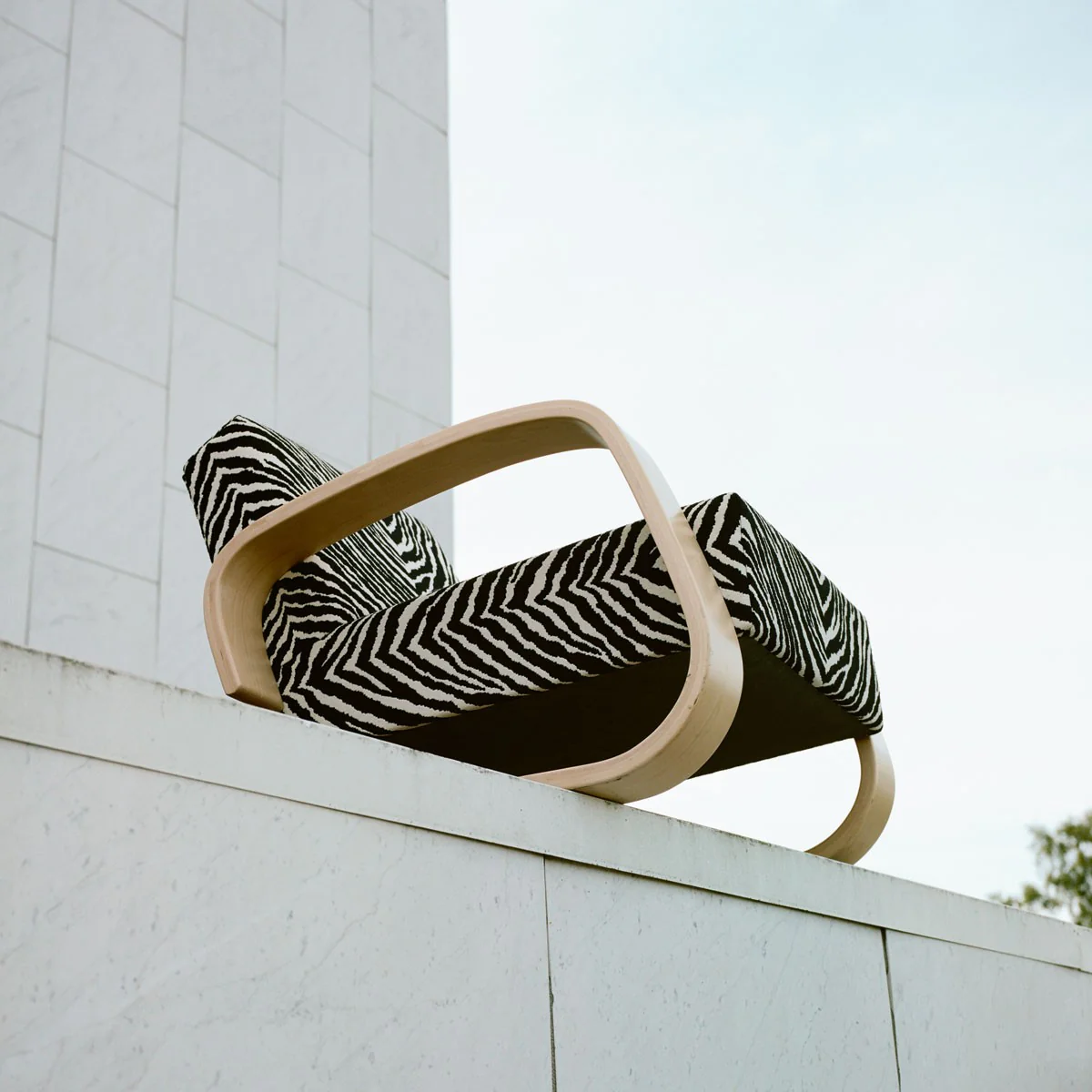 Artek Alvar Aalto 400 Lounge Chair - Fabric Upholstery - Image 4